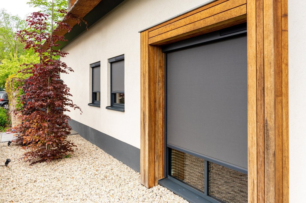 Elegante zonwering buiten met stijlvolle screens voor uw woning in Sittard - Geleen of elders in Limburg. Moderne screens aan een woning, de perfecte buiten zonwering en biedt eveneens privacy.