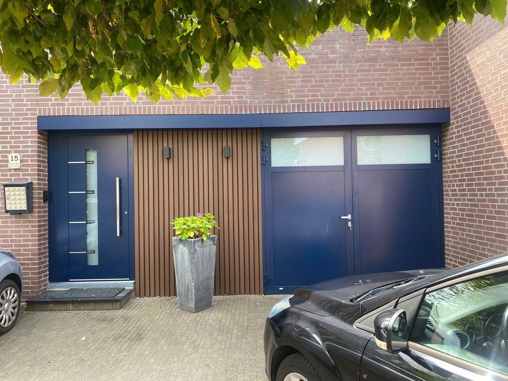 Stijlvolle voordeur en garagepoort in Sittard-Geleen én Limburg. Voordeur in combinatie met sectionaal garagepoort in Sittard-Geleen én Limburg.