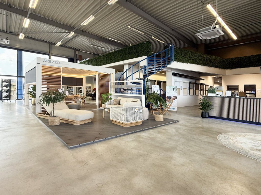 Ontdek de Renoco showroom in Sittard. Luxe Renoco showroom met stijlvolle tuinmeubels en sfeervolle overkapping, rolluiken en nog veel meer producten.