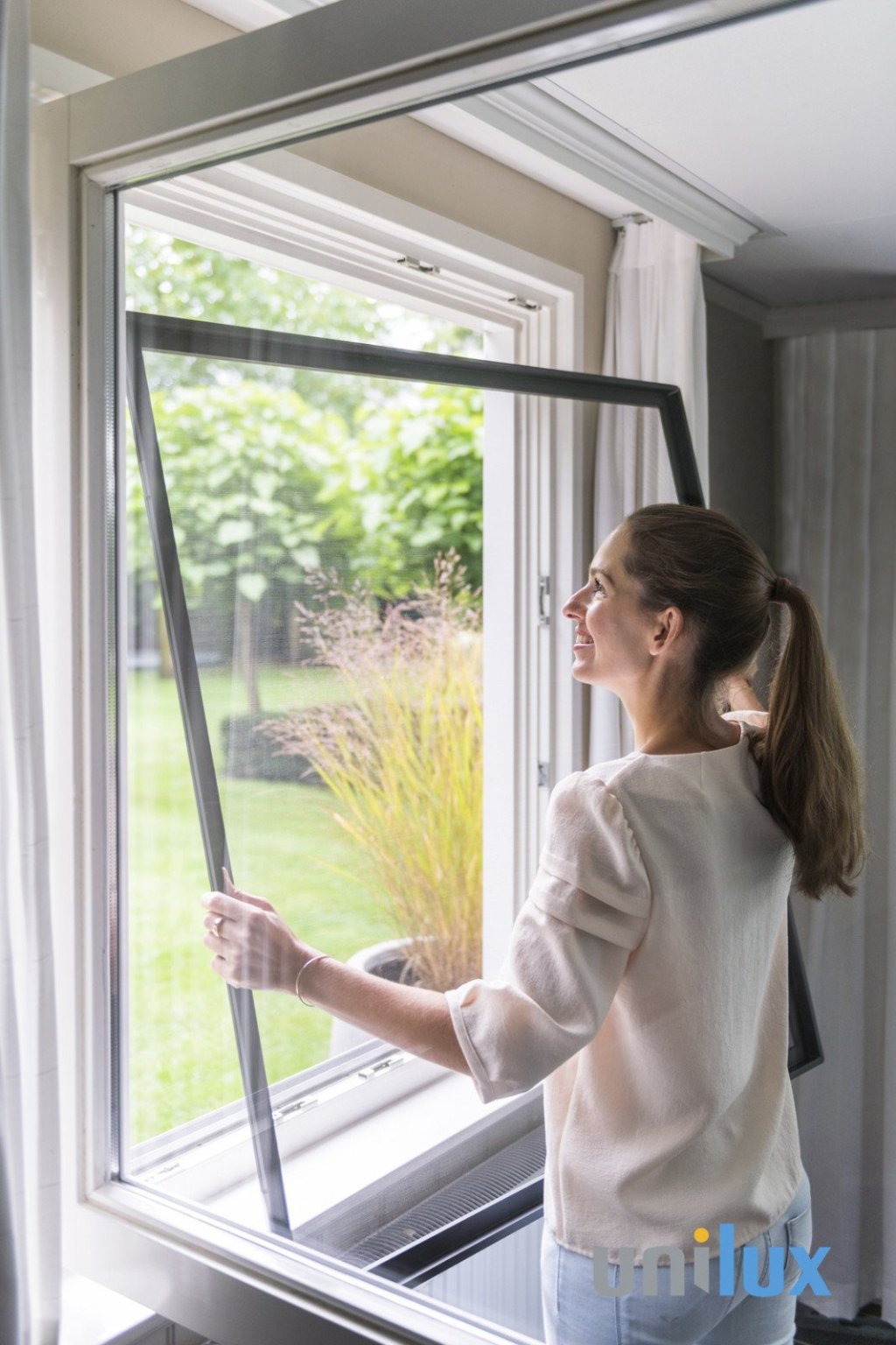 Inzethor voor raam voor insectenwering in huis in Sittard - Geleen - Limburg. Zo gemakkelijk plaatst u een inzethor in een open raam voor insectenwering in huis in Sittard - Geleen - Limburg.